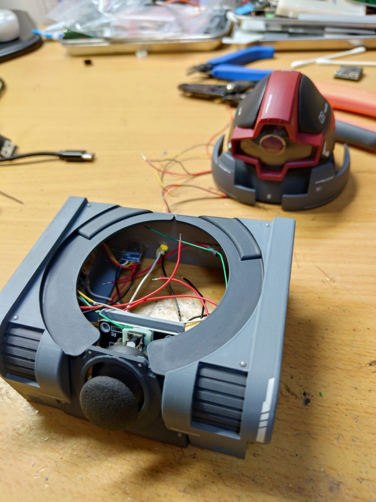 台座部分。Arduino（マイコン）と音声出力基盤、小型スピーカー、ジョイステック兼切替スイッチを組み込んでいます。＜その他関連作品の紹介ショート動画もご覧ください＞