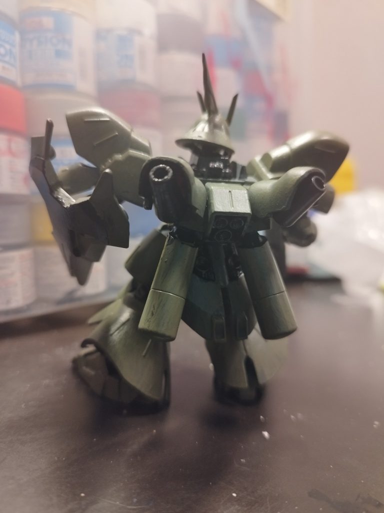 後ろから。陸戦型要素を増やすために、ファンネルコンテナは撤去して、ガンキャノンのキャノンの先っちょとSDEXの方の前腕パーツを使ってそれらしくしました。（サザビーのバックパックの出渕感すごいですよね… ）