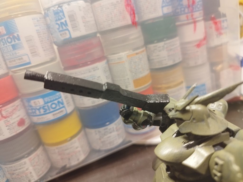 武器はこのサイズに合うものが無かったので、プラ板とジャンクで作りました。また、脚も伸ばしています。