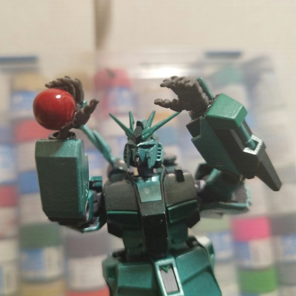ハンドパーツはオリジン版のガンダムから。サザビーのコックピットはエポキシパテを丸めたものを接着しています。最後までご覧頂きありがとうございました！