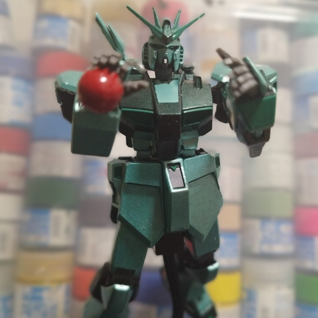 ハンドパーツとサザビーのコックピット、腹部以外に加工を施していません。また、フレームのグレーは塗装せず、装甲の配色にメタリックグリーンを足して塗装しました（ 緑が強すぎですが）(zaku-kao4)