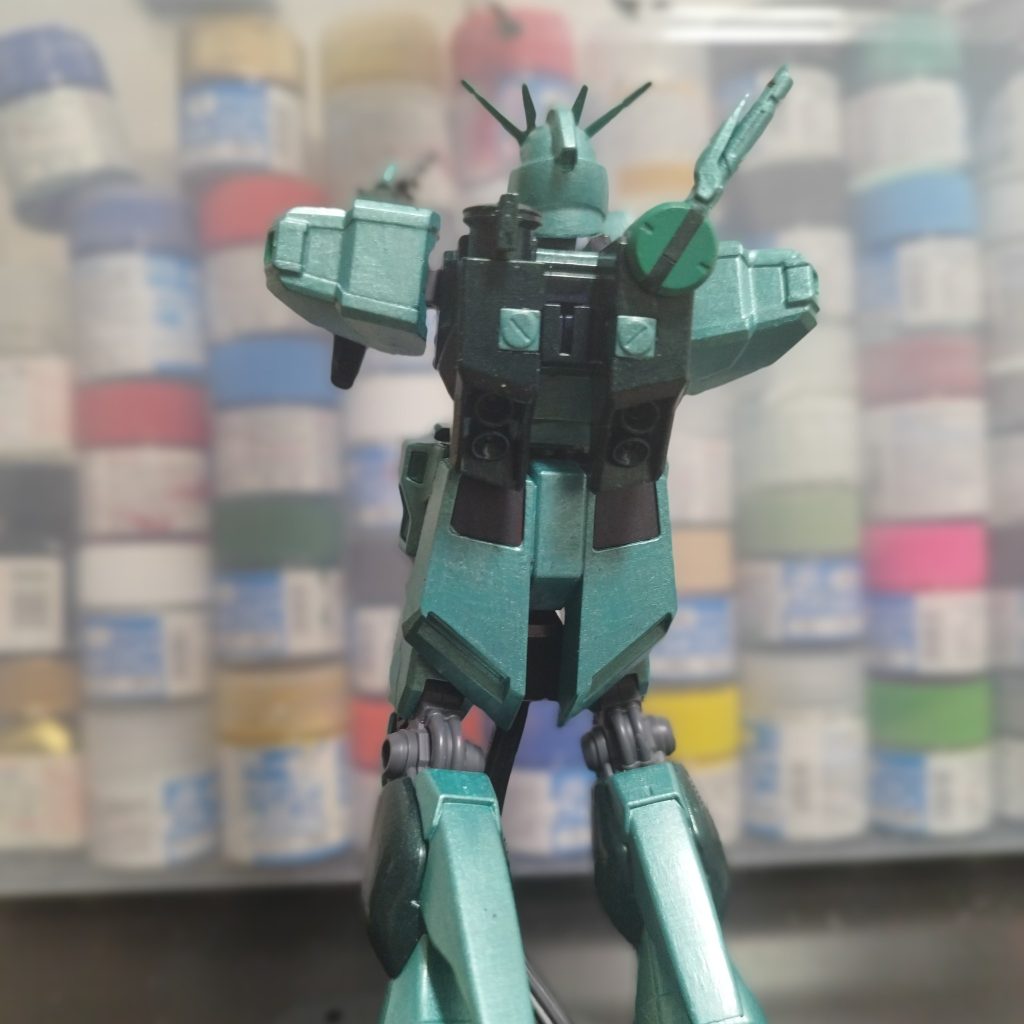 後ろから。このボリュームのキットが1000円程度で買えるのは嬉しいですね(zaku-kao5)我が家では2体目です。