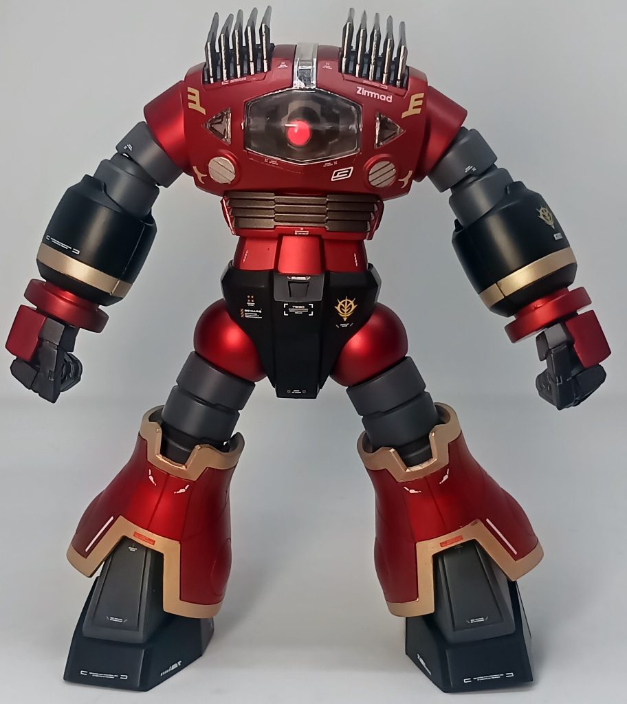 赤と黒を基調とする機体なので、これらと相性の良いゴールドを挿し色に選びました。赤はマットキャンディで塗装。