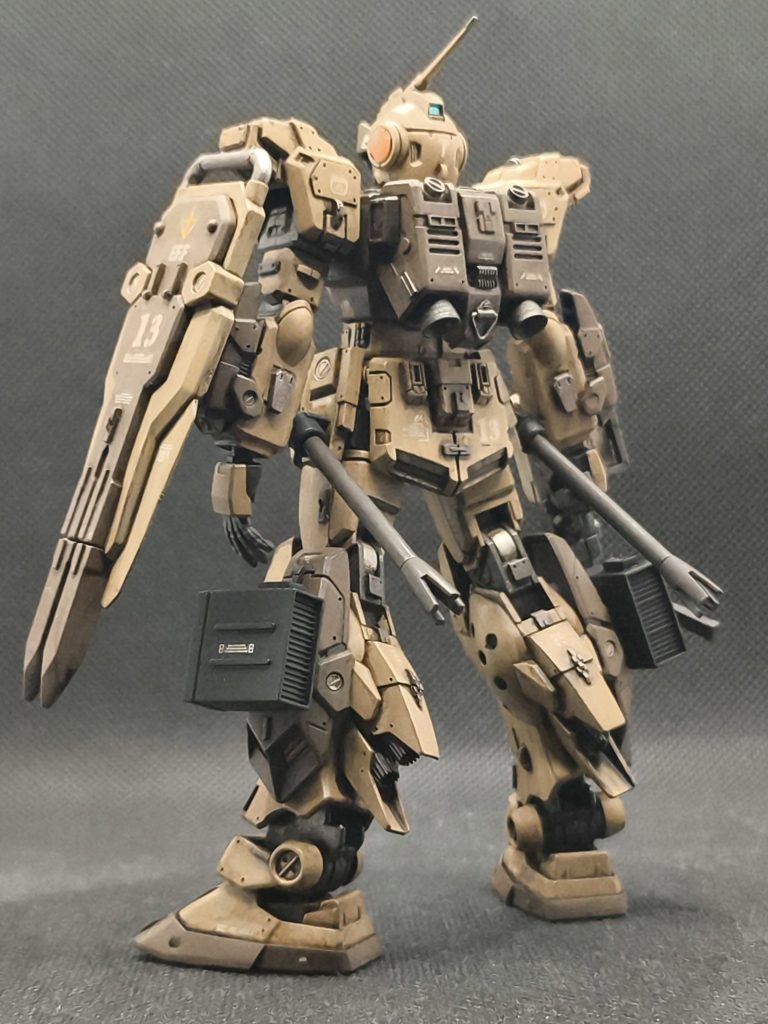 色塗りはライトサンドと茶色(陸上自衛隊)のスプレーにグランドブラウンでウオッシングです普段使わないので連邦系デカールがなくて困りました💦買おうかとも思いましたが、「E.F.F.」ってあまりないんですね！？
