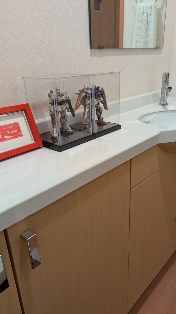 ストライクが寂しそうだったので、Ez8もトイレに展示しました、心なしかストライクが嬉しそうに見えますね！これで家族も円満です！次回も見てくださいね！ジャン、ケン、ポン！(パーを出していたらあなたの勝ちです)&nbsp;