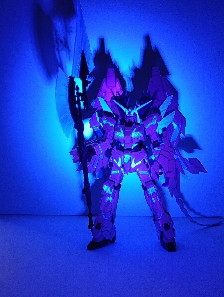 頭部カメラやツインアイ・サイコフレーム・ビームジャベリン等はUVライトで発光します。