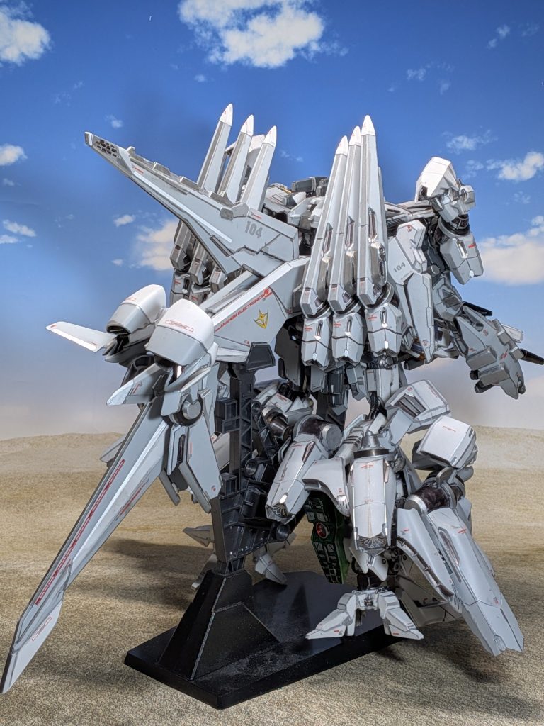 アリュゼウスの後ろ姿こっちにも、いっぱいデカールを貼ってやりましたよ(gundam-kao5)ただ、見えない所にまで無駄に貼ってたりもする…(gandam2)