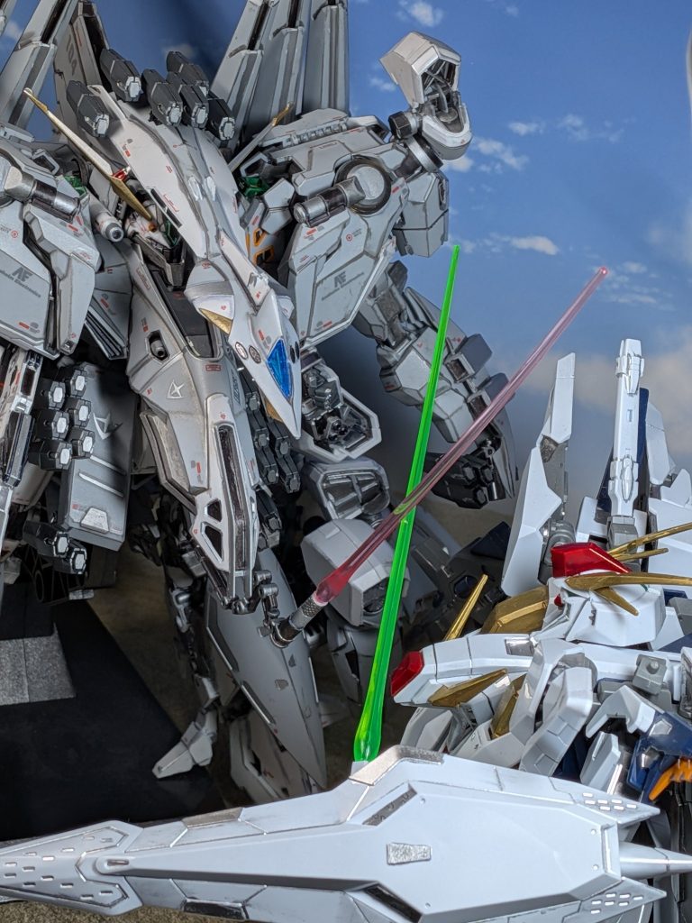 Ξガンダムとアクション❗️ビームサーベルのぶつかり合い‼️どっちもデカいから、狭い狭いw(gundam-kao10)