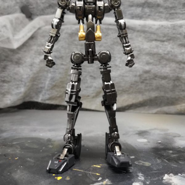 ガンダムフレームを塗装しました。腰部のシリンダーは、ゴールドとシルバーで塗り分けています（2枚目）