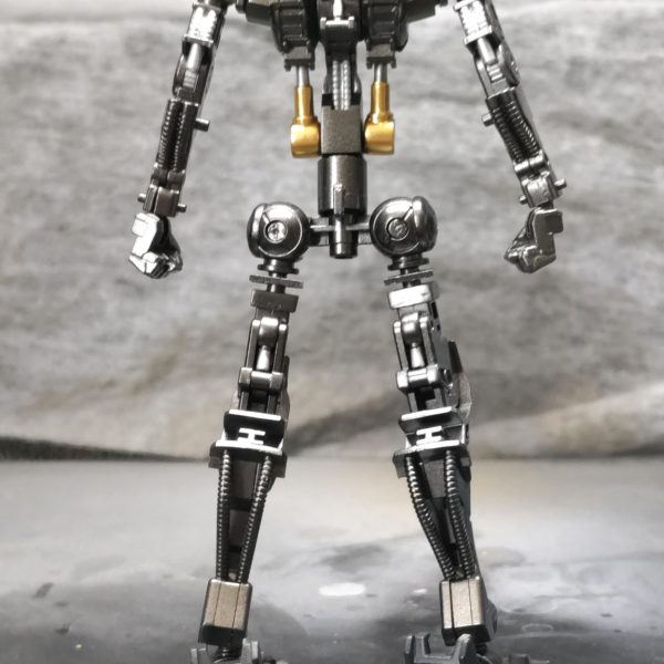 ガンダムフレームを塗装しました。腰部のシリンダーは、ゴールドとシルバーで塗り分けています（3枚目）