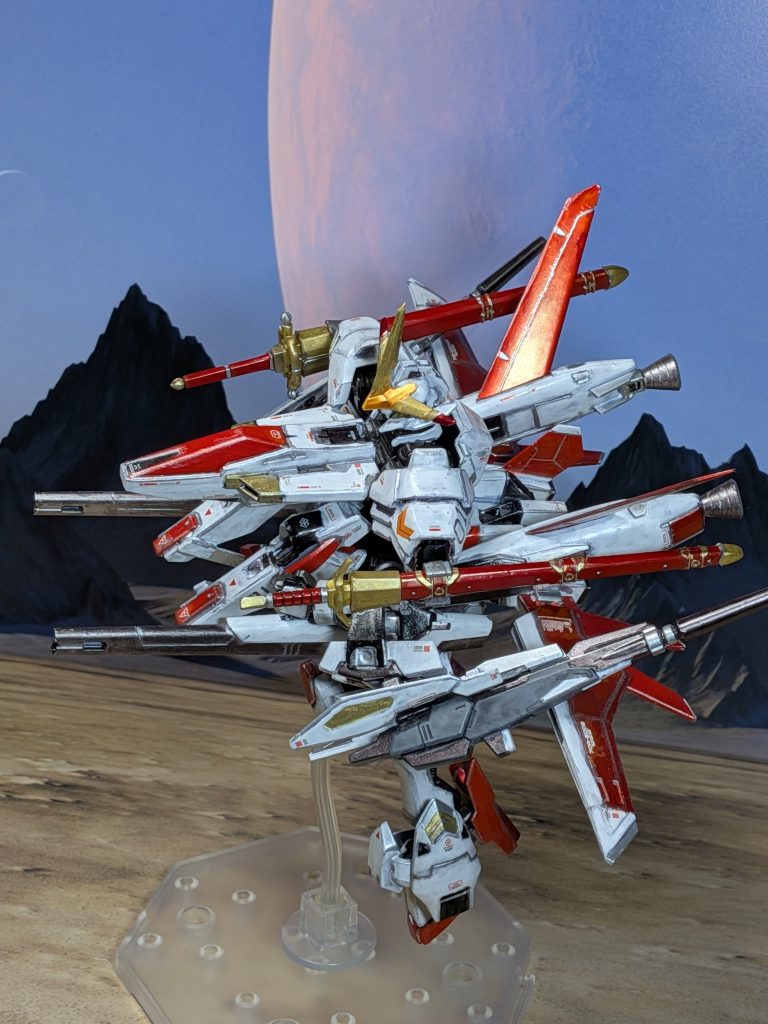 高速機動モード背面のビルドブースターを水平にして、腰の両サイドに付いたフレキシブルブースターを後方にやる事で、一気に前進する事が出来ますそして、下からレールキャノンを持ってきて狙い撃つ❗️えっ、ビームキャノンに見える❓️だからレールキャノンですってw(gundam-kao5)そして、更にギミックがありますなんと…