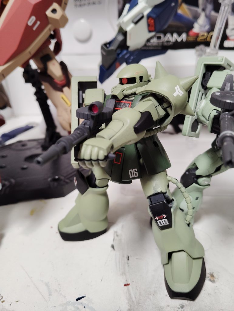 旧HGザクです。4日くらいで出来たのは、自分もビックリ(zaku-kao4)しました。(デカ―ルは別)