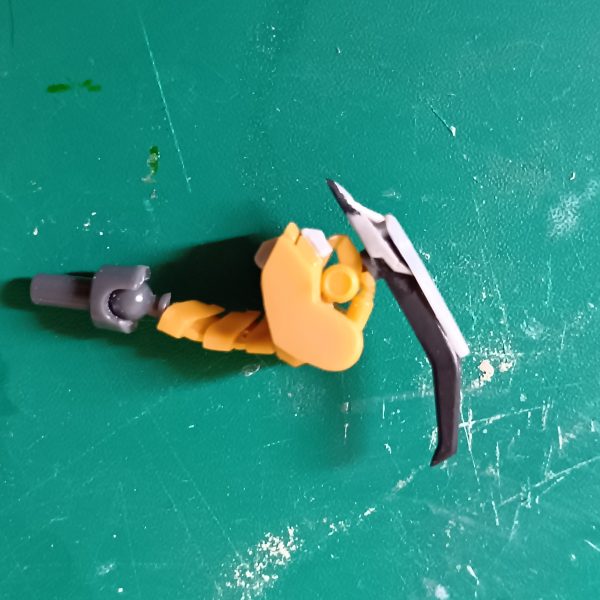 ダイソーの７２枚入りネイルチップを無人レジ（お互いの為😅）で購入加工しやすく、材質はABSとのことですが、Mr.セメントのSPで接着できました、一度接着すると強度がないので、剥がせず破損するくらい溶着画像は、アーティファクトやスペリオルディファイン、糸ようじを駆使して作っておりますハマーン様専用MS（批判が怖くてキュ◯レイと言えない💧）ですアーティファクトのキュ◯レイの部品は一切使ってません(買えないから)で、バインダーを何で作るか悩み、冒頭のネイルチップで作ってみたのでした雰囲気はあると思う、アーティファクトのラインナップにあるのに、劣化版でスクラッチする意味はあるのか？&nbsp;（2枚目）