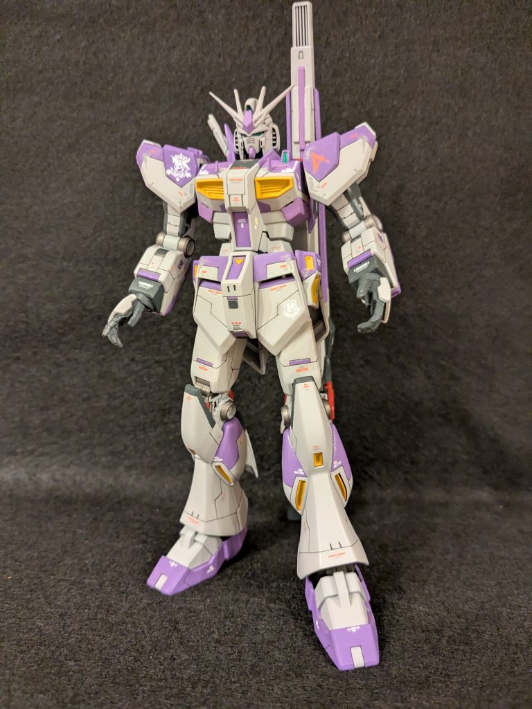 グレーとパープルで塗装し差し色で赤を使いました！グレーはスプレーのサーフェイサーのままで、その他は筆塗り塗装です。