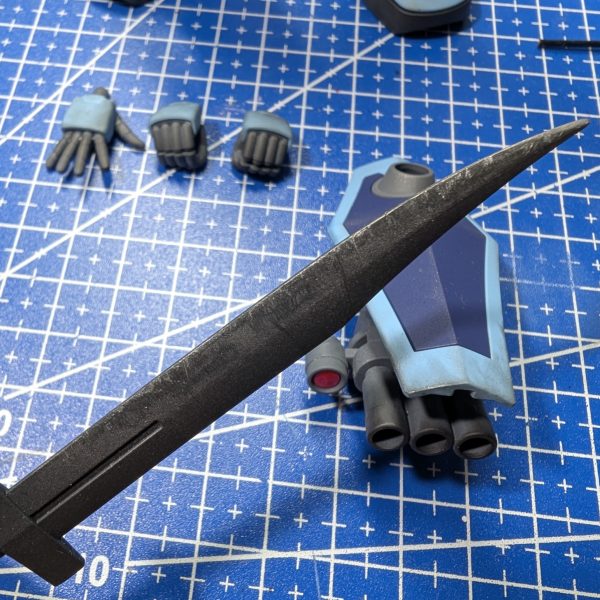 本体は完成しました！あとはやってみたくなった小道具を作成しています😊あるご夫婦YouTuberさんが上げている動画を見ていて、自分もやってみたくなり…テキトーに作っているので細かい所は見なかった事にして頂きたく😥鉄筋はゲルググJの茶色いランナー片、街頭と道路標識の行き先は、「HG1/144クロスボーンガンダム　G1.G2」ですw（2枚目）