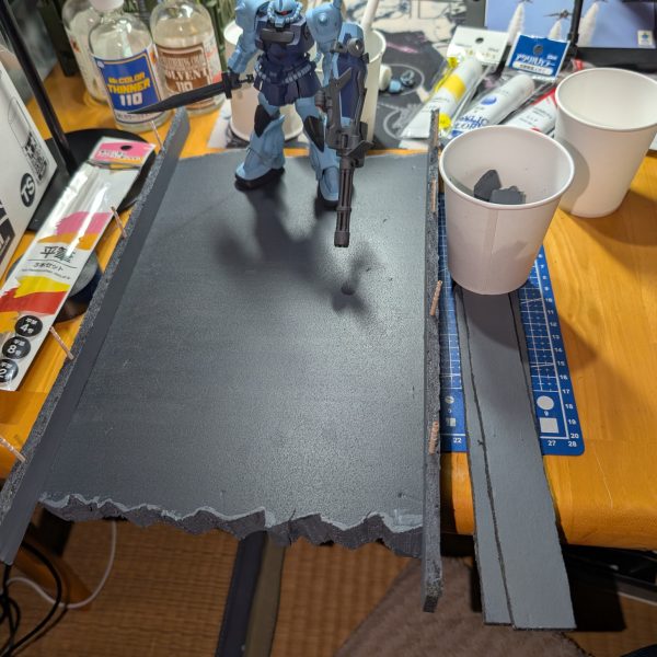 本体は完成しました！あとはやってみたくなった小道具を作成しています😊あるご夫婦YouTuberさんが上げている動画を見ていて、自分もやってみたくなり…テキトーに作っているので細かい所は見なかった事にして頂きたく😥鉄筋はゲルググJの茶色いランナー片、街頭と道路標識の行き先は、「HG1/144クロスボーンガンダム　G1.G2」ですw（3枚目）