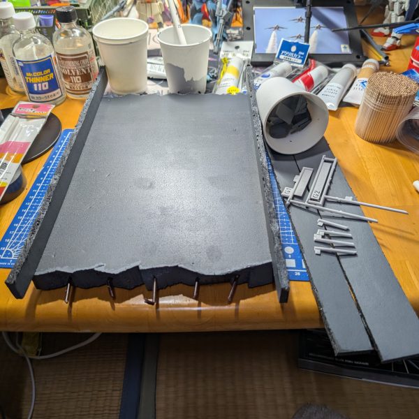 本体は完成しました！あとはやってみたくなった小道具を作成しています😊あるご夫婦YouTuberさんが上げている動画を見ていて、自分もやってみたくなり…テキトーに作っているので細かい所は見なかった事にして頂きたく😥鉄筋はゲルググJの茶色いランナー片、街頭と道路標識の行き先は、「HG1/144クロスボーンガンダム　G1.G2」ですw（4枚目）