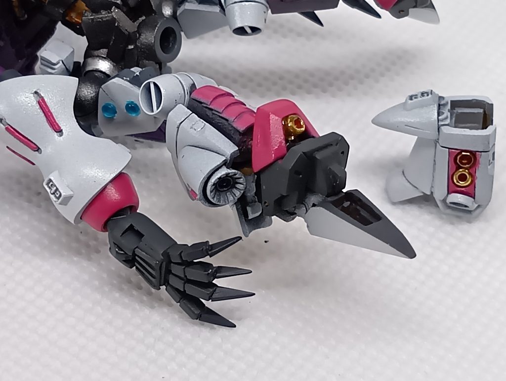 【工作レシピ】頭、糸ようじのピック部分を貼り合わせ、プラ板貼ったり、削って作成胸　アーティファクトEx-sガンダムのバックパック基部とアーティファクトザクキャノンのスネの内部パーツ(多分)を組み合わせ、真鍮線で可動化腹　スペリオルディファインハイゴッグの腕の蛇腹部分バインダー　ネイルチップ貼り合わせ、◯モールドはHアイズ、裏からディテールアップパーツを貼っている腰　ボールジョイントにハイゴッグの腰パーツ切って貼り付けフロントアーマー　ザクキャノンの物にEx-sの前腕貼り付けスネ　Ex-sのプロペラントタンクを改造腕、足のフレーム　コトブキヤの各種ジョイントパーツ(多分)を穴あけて組み合わせ前腕　ハイゴッグの肩を切ったもの爪先　Ex-sの物を削って整形踵　ザクキャノンの物を組み替えハンド　MSハンドの角Sの平手の指先全部カットし、糸ようじを接着ファンネルコンテナ　ザクキャノンの盾とスネ外装を組み合わせファンネル　弁当用楊枝に真鍮パイプ【カラーレシピ】全体にメカサフスーパーヘビー→ホワイトサフ白　リンクルプラネットパール白ピンク　コンサートピンク＋マゼンタ＋MS赤紫　上記ピンク＋MS青フレーム等　スターブライトアイアン手首等　メカサフのままファンネルエフェクトは、アルミ線でした、非常に出来悪く全体的に壊れやすいシロモノ(ハマーン様にはくれぐれもご内密に)となってしまいました😅