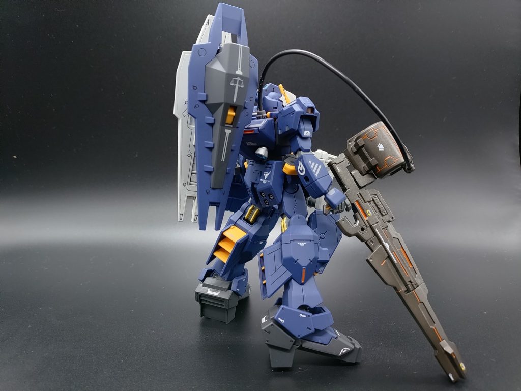 素組状態で持っていた謎武装。調べたらコトブキヤ産でした。ロングレンジマルチエネルギーライフルという、タンク内のエネルギーを武装にも機体にも供給できるという脳内設定。ヘイズルの高性能センサーと相性が良さそうなので持たせたんだと思う。