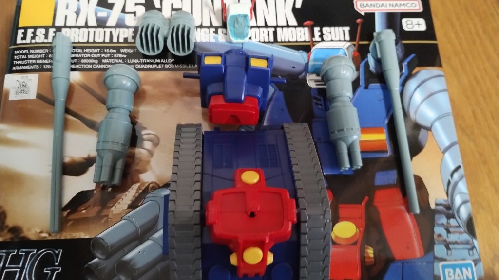 パーツ構成　26年前のガンプラでも、かなりつくりやすかったです(zaku-kao2)