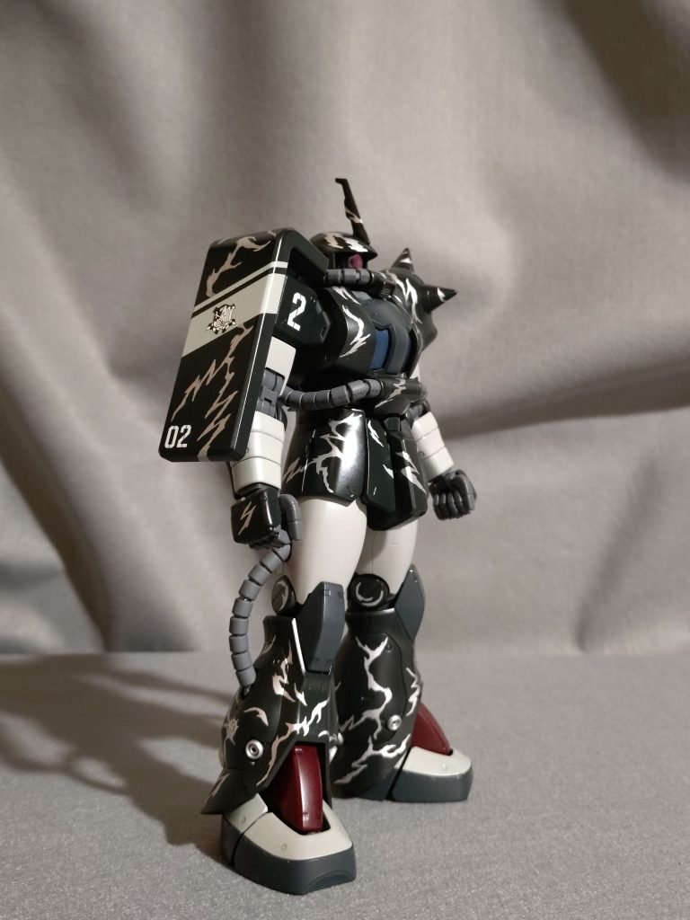 斜め前。本作は、前作と同じくシールドにレジメンタルストライプとナンバーデカールを施しています。また胸のネイビーブルーと足の甲のマルーンは、前作とは色違いのおそろいにしてます。こうした『ダサ爽やかさ』を演出する小ワザも小賢しく使っております😁あと、右肩前面は何の模様もなくポッカリと空いた状態が気になっていたので、大きめナンバーデカールを貼ってみました。コレも『ダサ爽やか』でいい感じかも😁あ、カラーレシピは以下です。本体∶NATOブラック腕・大腿部∶ロイヤルライトグレー胸∶タミヤネイビーブルー足の甲∶マルーン靴・肘・膝∶クレオスネイビーブルー動力パイプ∶ガンシップグレイ2迷彩∶シルバー(筆ペン)内部フレーム∶グレイバイオレット