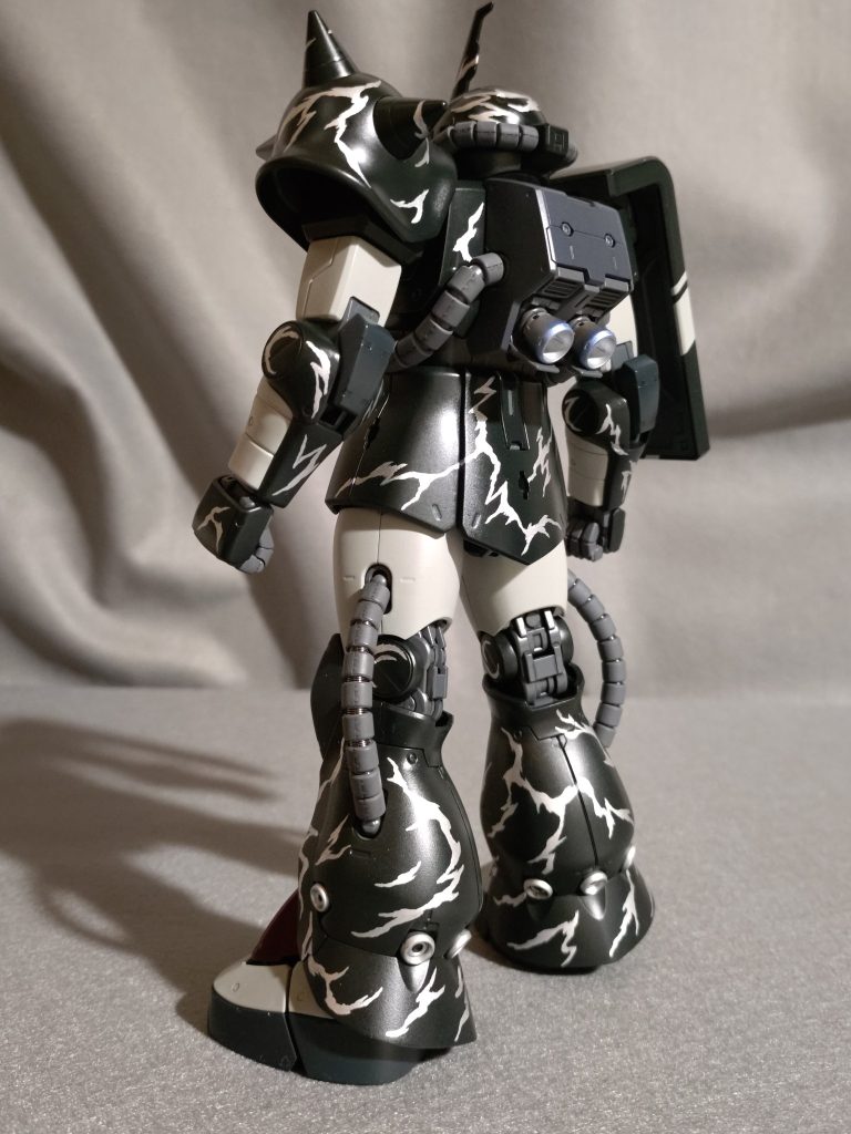 斜め後。本作の塗装テーマは稲妻⚡模様は出来るだけ鋭利にしてますが、線が細過ぎてもいけないので、そのバランスというか、メリハリというか、結構気を遣いました。また線の単体とは違う切り口ですが、全体的には、模様の流れは右上から左下にそろえています。稲妻は上から下に落ちるモノだし、この手の模様は流れをそろえた方がキマると思いますので。まぁ、上手くいったかな😊