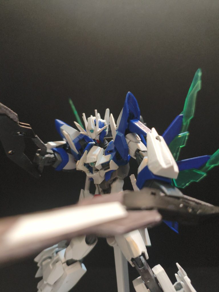 「GNガンブレイカー」ソードモードとライフルモードで切り替えられる武装　GN粒子を圧縮することで、実弾とビーム両方の性質を持った弾丸を放つことができる