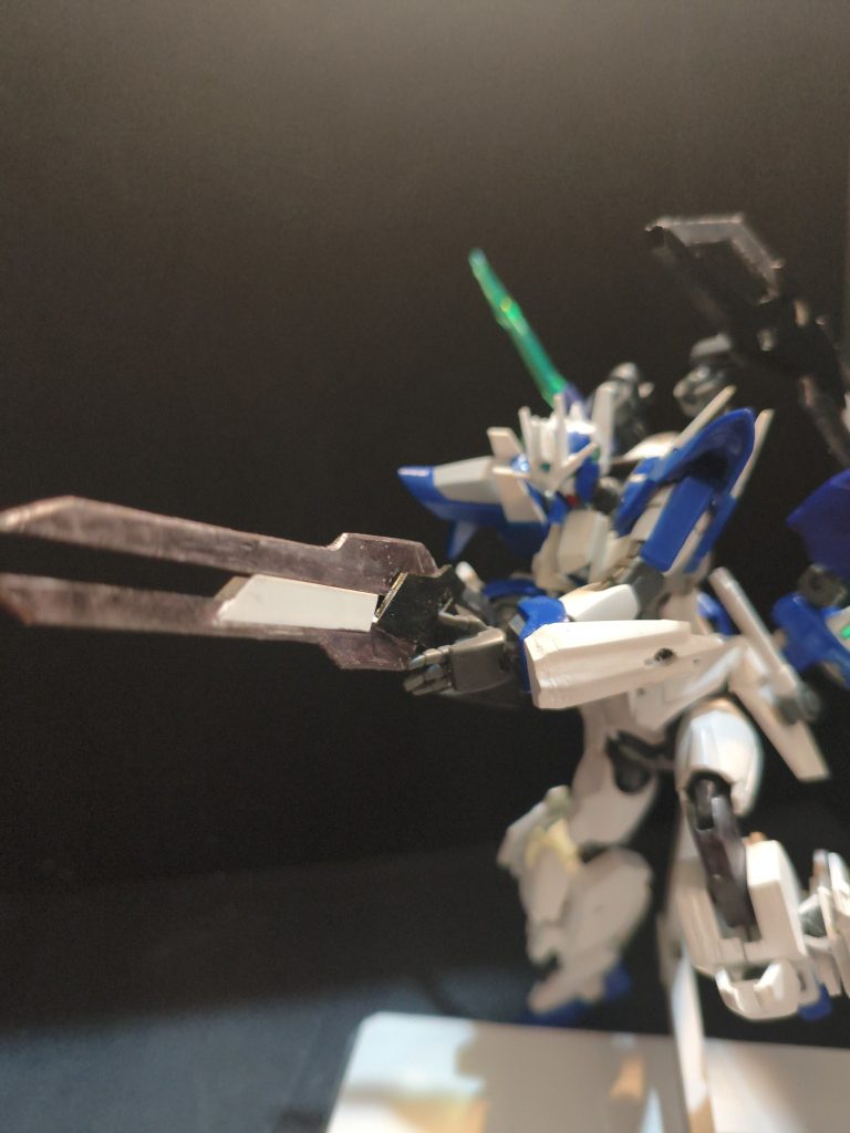 「GNガンブレイカー　バーストモード」砲身が展開し、出力を大幅に増加させ、ビームの弾丸を加速させる。仕組みとしてはレールガンに近い。