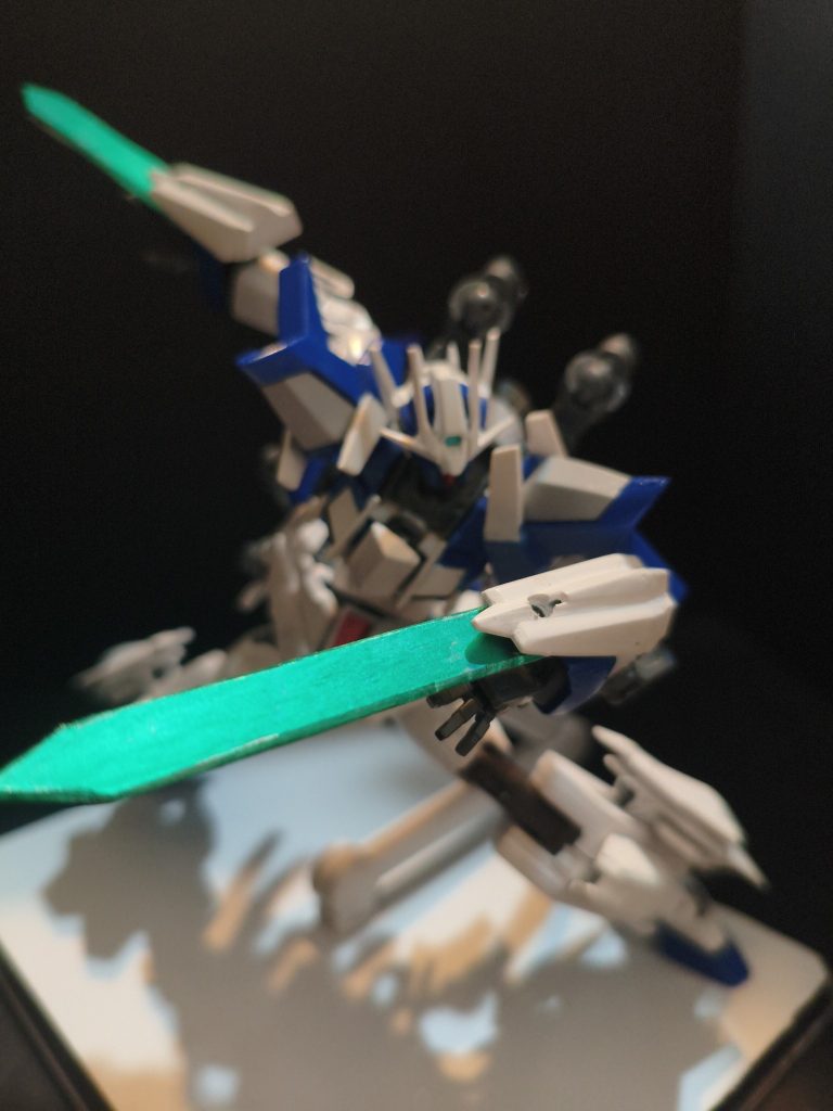 「GNビームブレイド」ビームの剣　ダブルオークアンタのGNソードに近いものを、腕部のガントレットから形成する。