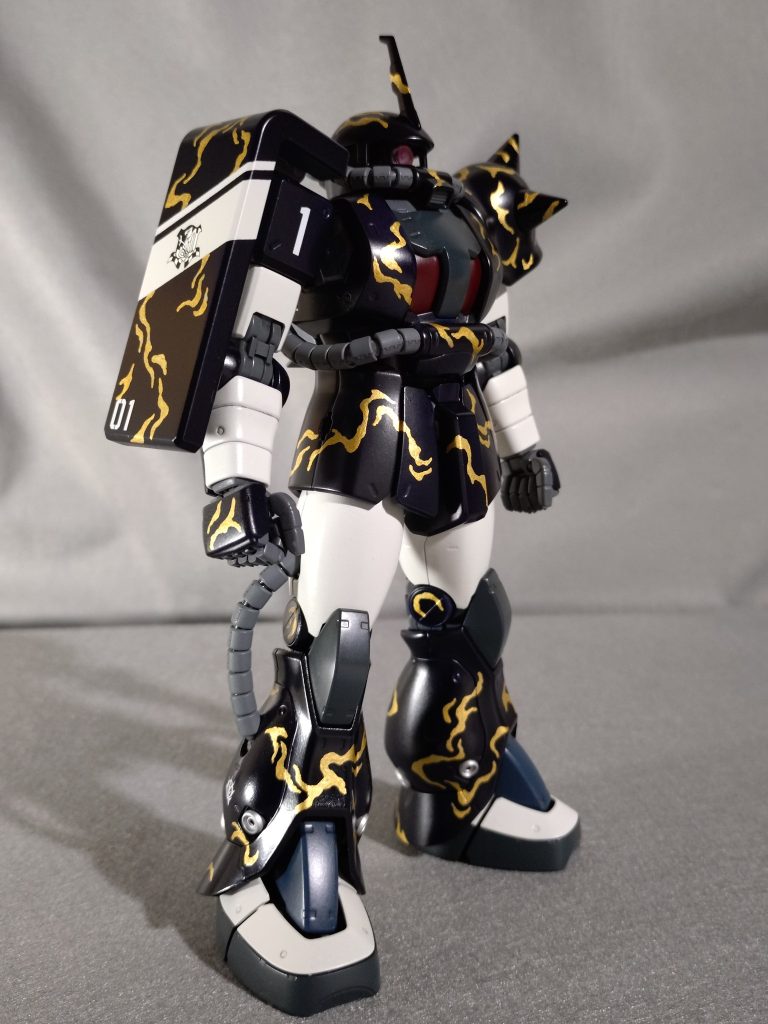 斜め前。今回は実戦機ではなく『曲技飛行隊』(ブルーインパルスみたいなヤツ)なので、それっぽさを出す為、シールドにレジメンタルストライプ(斜めの帯)を入れてみました。それっぽい『ダサ爽やかさ(？)』が出せたのではないかと自己満足しています😁ちなみにコードネームは、Golden river。
