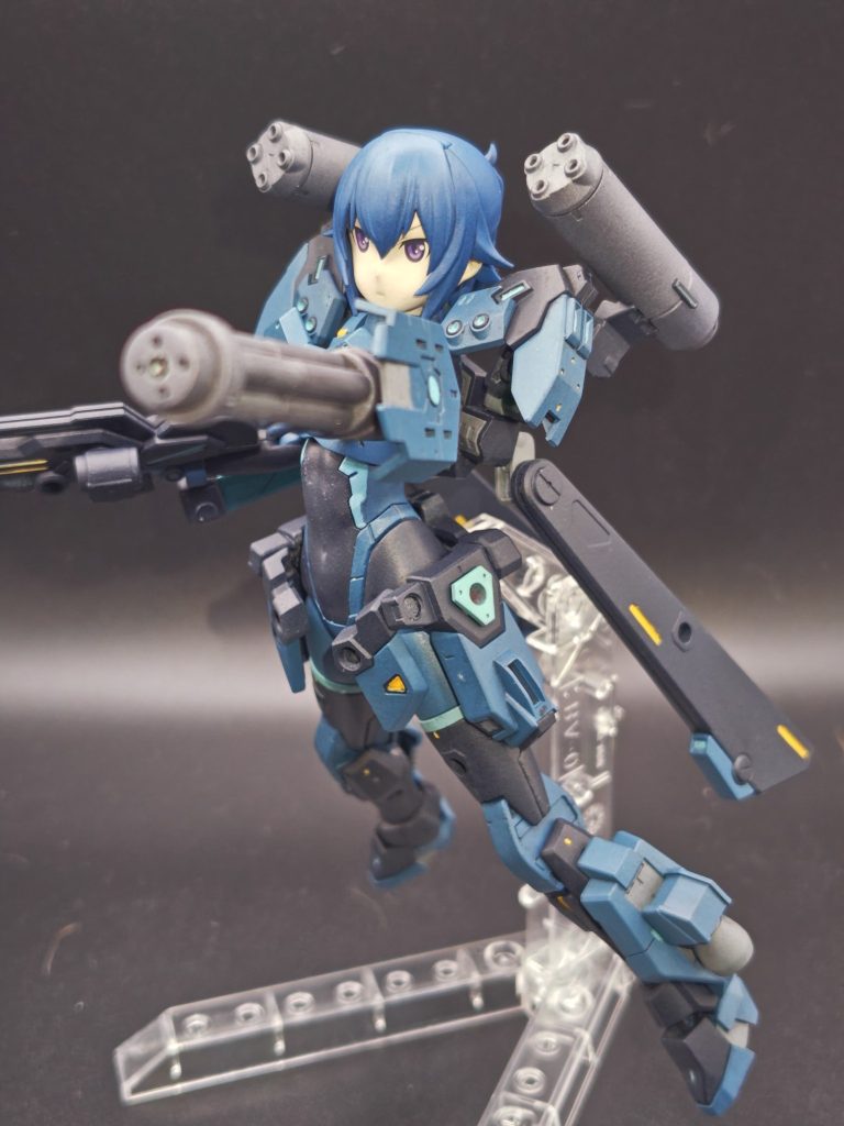 オリジナルのビームガトリング。ヘビーアームズのビームガトリングに近い感じにパーツを加工して製作。砲身はガンプラのオプションパーツ、シールド部分は30ミニッツ。たまたまいい感じのシールドパーツが余ってたので、近い感じのが出来た。