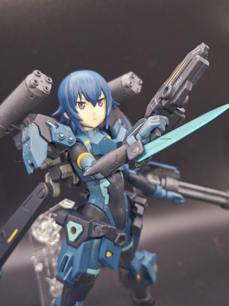 ヘビーアームズに装備されていたアーミーナイフ風の武器。これも余っていたパーツで製作し、付け替えなしで展開と収納ができるように加工した。色はSFコンバットスーツにあった感じで、サイバー感のある世界とかにありそうな感じ。