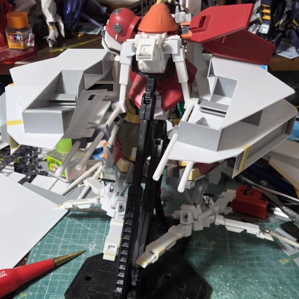 背中のフロートユニット？作り直して接続できるとこまできたので装着重いけどビスとか軸太らせてなんとか保持できてる感じMAとMSの中間っぽい形態が好きなんで定期的に確認したくなる衝動上の窪みSfS代わりに乗せられそうよね（2枚目）