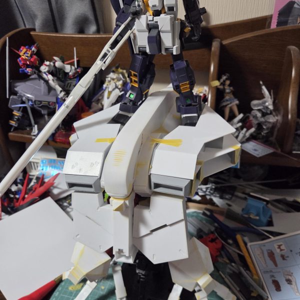 背中のフロートユニット？作り直して接続できるとこまできたので装着重いけどビスとか軸太らせてなんとか保持できてる感じMAとMSの中間っぽい形態が好きなんで定期的に確認したくなる衝動上の窪みSfS代わりに乗せられそうよね（4枚目）