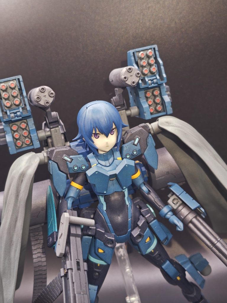 追加のミサイルコンテナとふみなの元々の装備のガトリング。ミサイルの追加でヘビーアームズに近くなった感じ。配置もうまくいった♪
