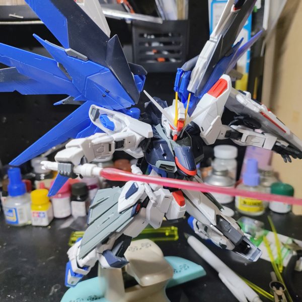 先々月にガンベ福岡で購入したMGフリーダムガンダム2.0の製作始めました。シード系の機体は製作初めてなんですが、滅茶苦茶格好良いし、ポージングもバシバシ決まるし言うことありませんね！こりゃ完成が楽しみ！ジェミニに写真の加工頼んだらいい感じにしてくれました😄（2枚目）