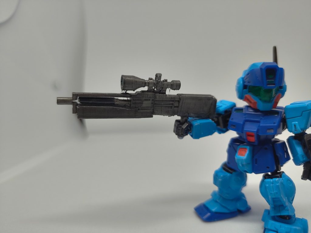 WA2000の3Dモデルからプリントして、グリップとストックの下部を切ってランナー棒を接着。色は水性アクリルマーカーのガンメタで。