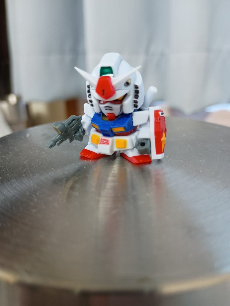 ガンダムサイズは親指の先くらいの大きさですが造型が細かいですねー。パーツも２０パーツ程ありました。本体の黄色部分も全て塗装済みです。足りない部分はガンダムマーカーでチョイ塗りしました。