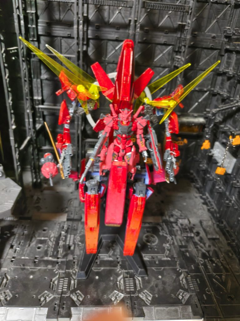 赤いガンダムを入手した時、どうしてもビット６基装備にしたくて、あと２個赤いガンダムキットを買おうか迷っていたところ、プレバンで赤いガンダム拡張セットが販売されるとの情報が！！でも冷静になるとそうは買えないだろうなと思い始め、ビット６基はあきらめました。そのことと別に、しばらくして、ある時、某フリマで、どうしても欲しかったあるキットと抱き合わせでHGジオングが売られており、購入しました。