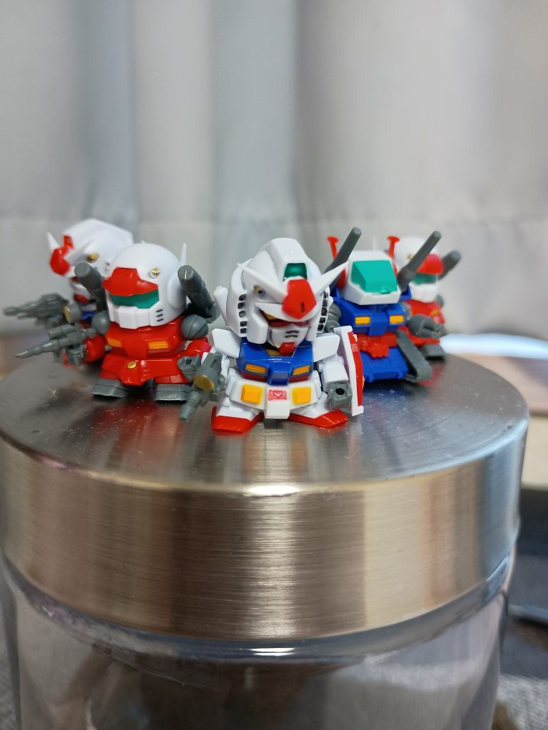 合計５個購入しましたが、ガンダムとガンキャノンが被りましたね。でもV作戦が揃ったので満足です。あとはGファイターと武器セットがあるそうなのでまたコンビニで見かけたら買ってみようと思います。最近はガッツリプラモ製作が億劫になっていましたが、こんな感じでリハビリして積みプラを崩したいと思います。