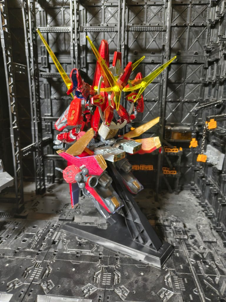 ということでGQ版MSV第３段、Z（ズィー）アーマー：ジオングアーマーです。ビットは２基なことと、シールドのジオンマークは掠れた状態がかっこいいと思ったので、UC0085年以降の赤いガンダムをドッキングの設定です。