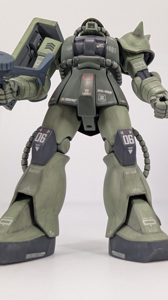 いつものワンパターン、煽りアングルです(zaku-kao4)リバイブ版じゃない方の…旧HGとでも言えば良いのでしょうか？旧HGザクのスタイルは大好きなんです(zaku-kao6)
