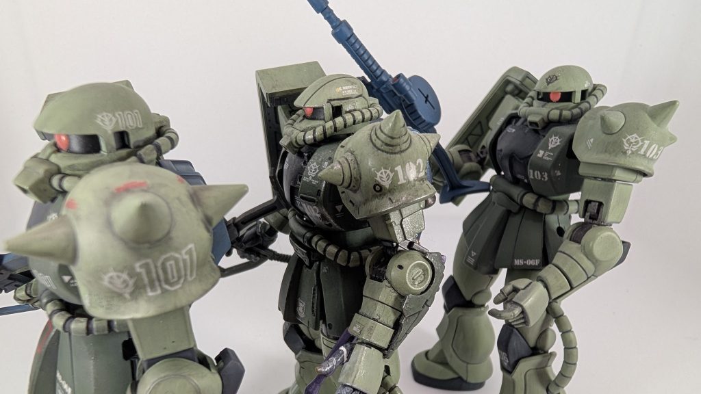 左からデニム機、スレンダー機、ジーン機ジーパントリオ(zaku-kao5)ザクの機体がバラバラだけど（笑）