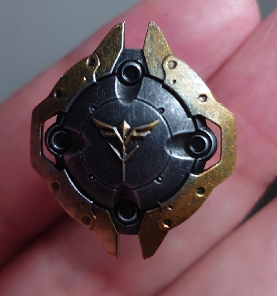 ギュネイ盾。黒に金の差し色がカッコいい