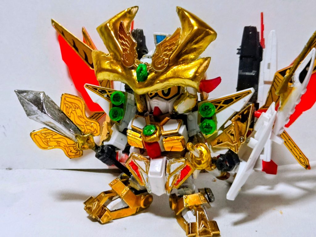 兜飾りの接続方法をLEGENDBB二代目頑駄無大将軍と同じに変更しました。多少ですが大きさの違和感が解消されました。写真にはありませんが二代目の兜飾りにも変更が可能ですしこちらの兜飾りを二代目に取り付ける事も可能です。