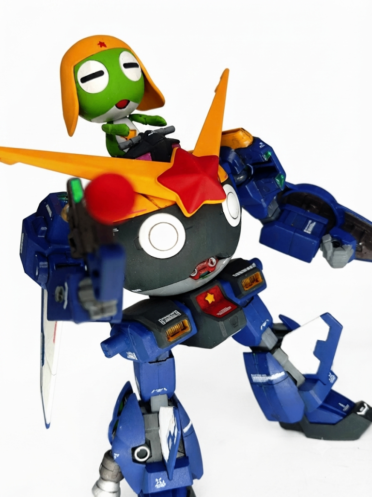 ロボット形態（MS形態）ではジョイントが隠れているためディスプレイスタンドに乗せられず、ポージングが限られてしまうのが悔やまれる…