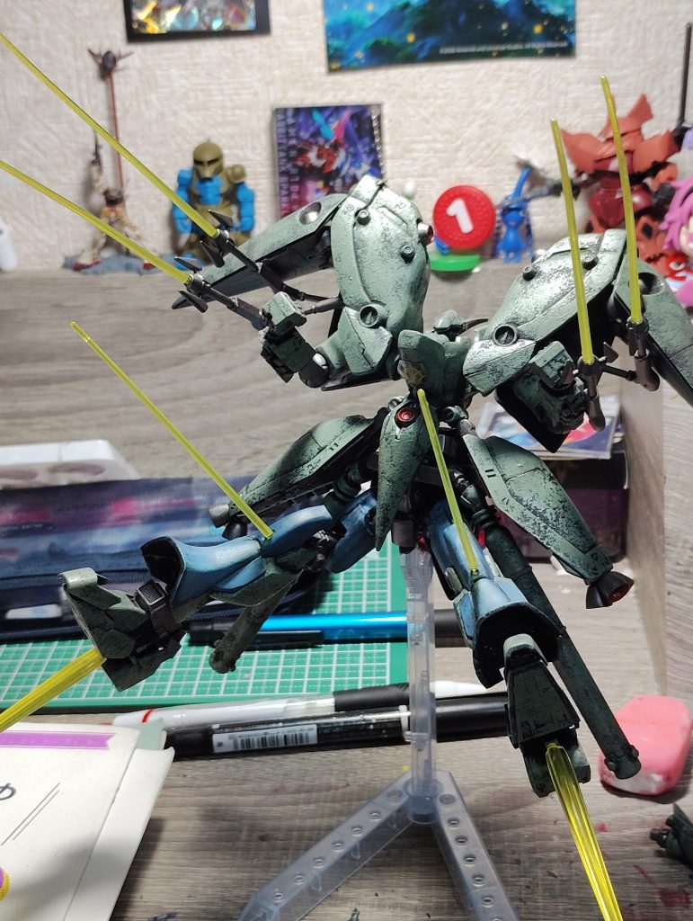 ビーム一斉発射！&nbsp;&nbsp;この機体の設定アクシズが強化人間用に開発したクィン•マンサ試作型モビルアーマー4年前のテラーズ紛争により使用されたノイエジールの一部のパーツをベースにキュベレイや、サイコガンダムMK-2などの機体のデータを使用し、開発されたこの機体のコクピットには自国の勝利を願ったオールドタイプの怨念が未だあるとか…
