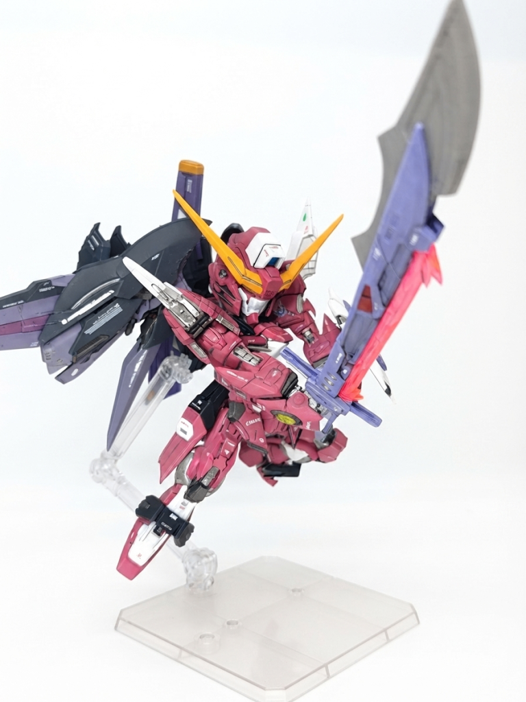 MMI-714 アロンダイト ビームソード刀身はジャスティス感のあるパープルグレーで塗装。シルバーメッキパーツはゲート処理の都合上、シルバーで塗り直しました。