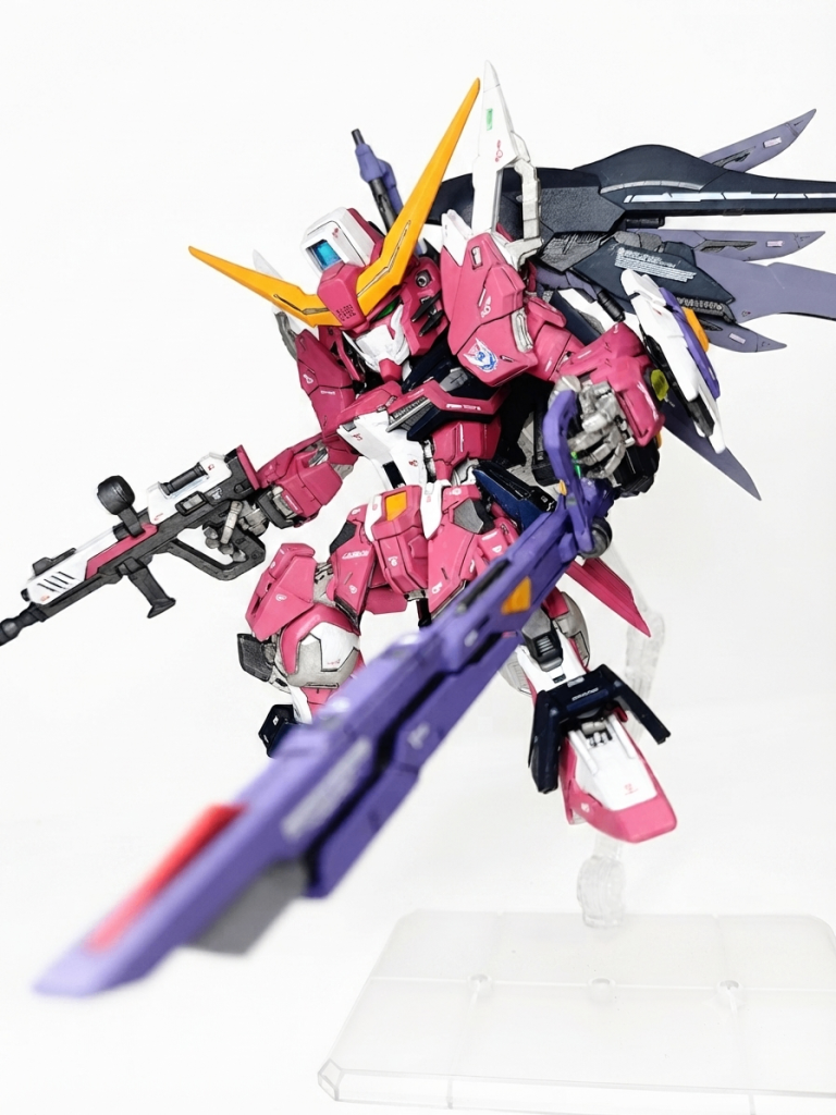 M2000GX 高エネルギー長射程ビーム砲こちらはシールドと合わせてエヴァパープルで塗装。差し色にホワイトとイエローを使ってアスランのパイロットスーツをイメージしました。