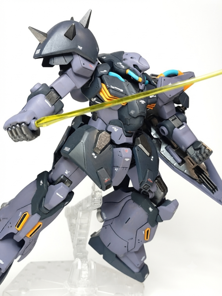 ビームサーベルシールド裏にマウントされてるので本体色に合わせて配色。ビーム刃はキットのままです。
